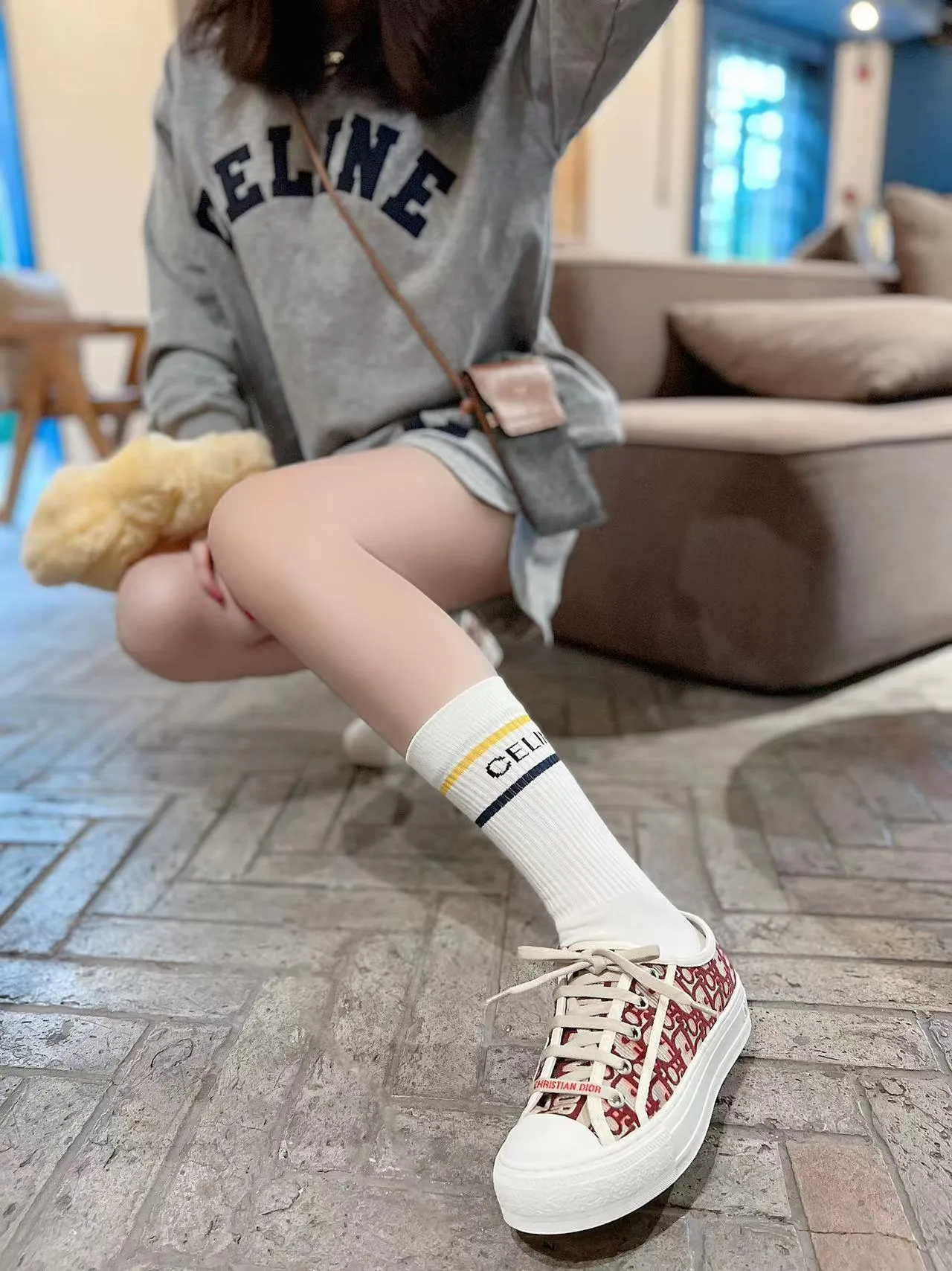 👟👟Ex-factory price 500👟👟 New arrival at D home, synchronized with the official website WALK N DIOR embroidered canvas shoes series, 100% cotton silk double-sided three-dimensional embroidery All the materials of this shoe are original molds, right down to the hardware, laces, outsole, PU midsole...the upper fabric is made of double-sided pure cotton silk three-dimensional electric embroidery. Each style looks colorful, but it does not make it difficult to match clothes. The entire series is like a piece of handicraft, unique!  ▪️Inner lining: full-grain mixed sheep and sheepskin ▪️Foot pads: same color cowhide, comfortable to the feet ▪️My last style is exactly the same as ZP, welcome to compare. My color scheme is the most complete, and the counter has a full set of packaging. Code number: 35-41